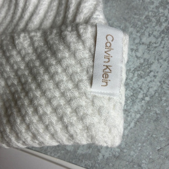 Calvin Klein White Knit Faux Fur Pom Beanie Hat - Picture 7 of 9